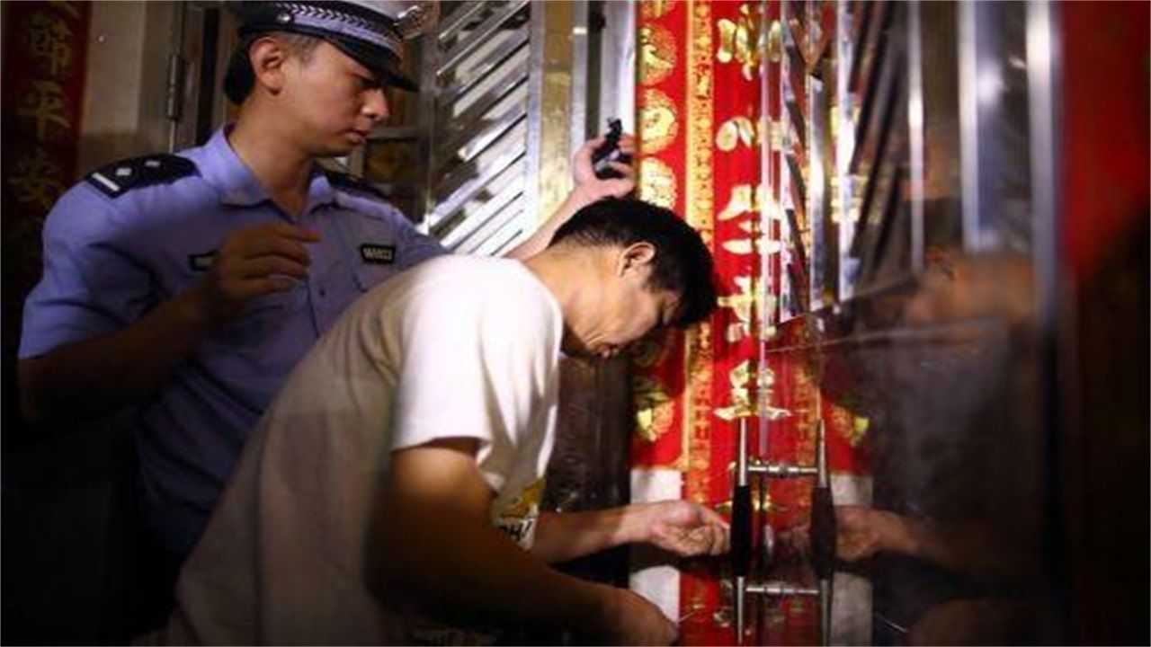 甘孜请开锁师傅开了锁后，师傅